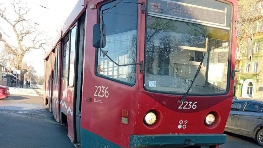 У Дніпрі вандали розтрощили вагон трамвая: хуліганів оголошено у розшук (ФОТО)