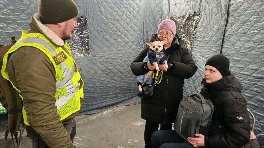 "Я вдяг собаку, взяв кішку і вийшов": підліток Антон - про евакуацію з будинку у Дніпрі після удару (ВІДЕО)