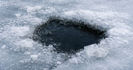 В Каменском 10-летний мальчик провалился под лед на канале