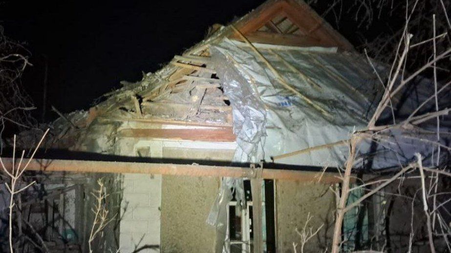 Вночі 25 січня ворог бив по Нікопольщині: пошкоджений багатоквартирний будинок, інфраструктура та газогін (ФОТО)