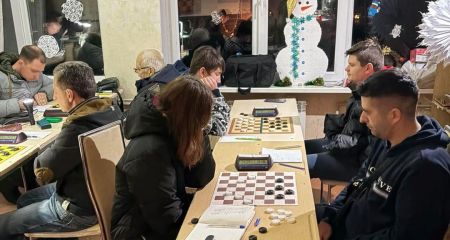 В Каменском продолжается городской чемпионат по шашкам-64 в классическом формате