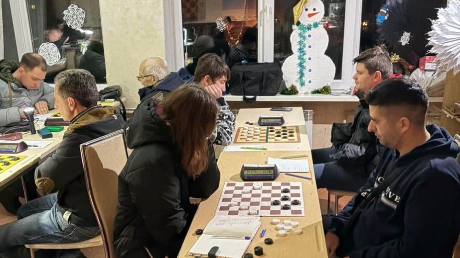 В Каменском продолжается городской чемпионат по шашкам-64 в классическом формате