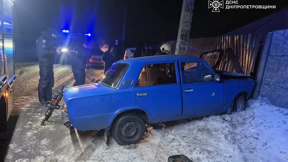 Затисло в салоні після аварії: у Дніпрі рятувальники деблокували водія ВАЗ