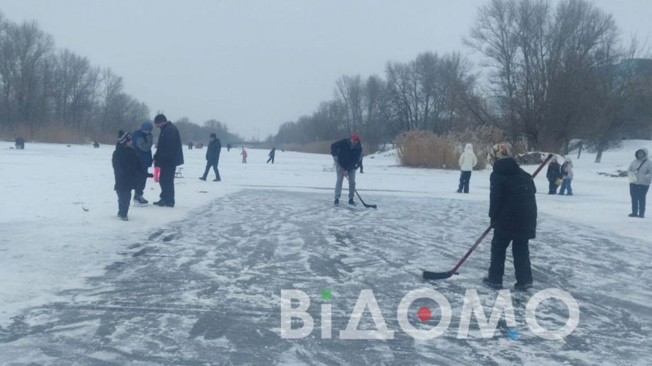 Мешканці Дніпра зробили безкоштовну ковзанку посеред змерзлої водойми: чи безпечна розвага (ФОТО. ВІДЕО)