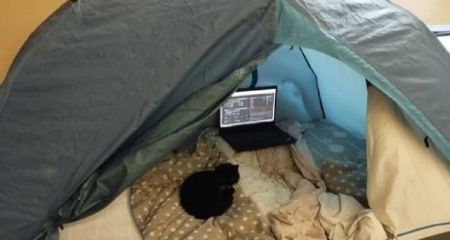 "Я тримався з усіх сил": дніпрянин посеред кімнати встановив намет