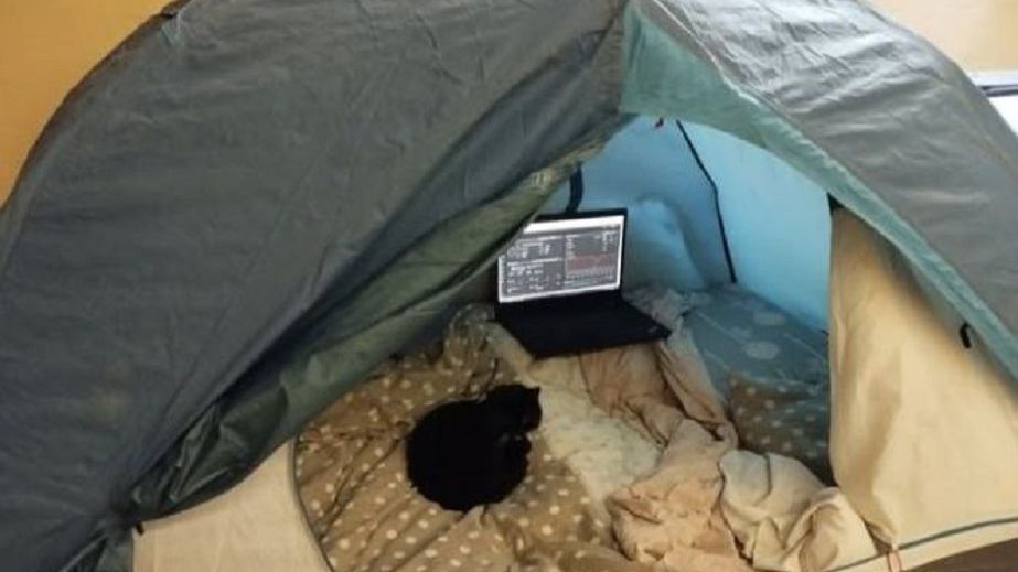"Я держался изо всех сил": днепрянин посреди комнаты установил палатку