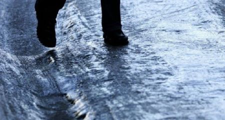 Гололед парализовал движение в Днепре: общественный транспорт работает с перебоями.