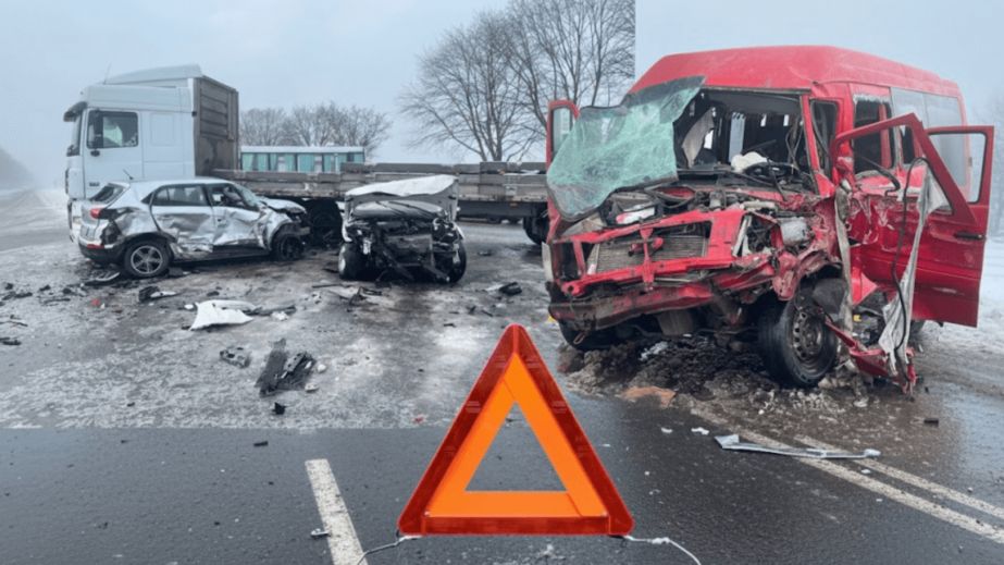 Ожеледиця спричинила хвилю аварій у Дніпрі (ФОТО)