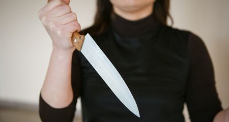 В Павлограде пьяная женщина ударила соседку приятельницы ножом: приговор суда