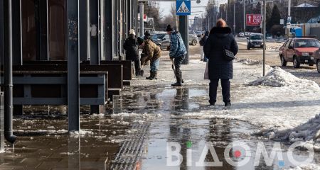 Вода на асфальте, лед под колесами. В Днепре прорвало водопровод возле "Образцового" (ФОТО)