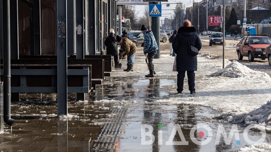 Вода на асфальте, лед под колесами. В Днепре прорвало водопровод возле "Образцового" (ФОТО)