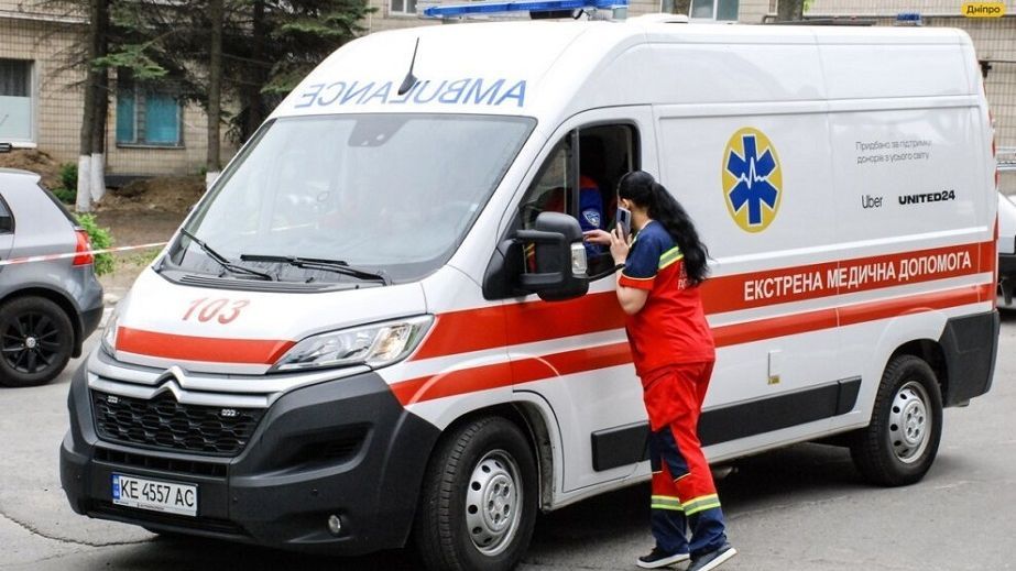 На Дніпропетровщині поранений чоловік втік від лікарів швидкої, щоб розібратися із дружиною