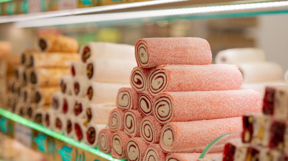 У Дніпрі крадій-ласун виніс із магазину смаколиків на 700 гривень (ФОТО, ВІДЕО)