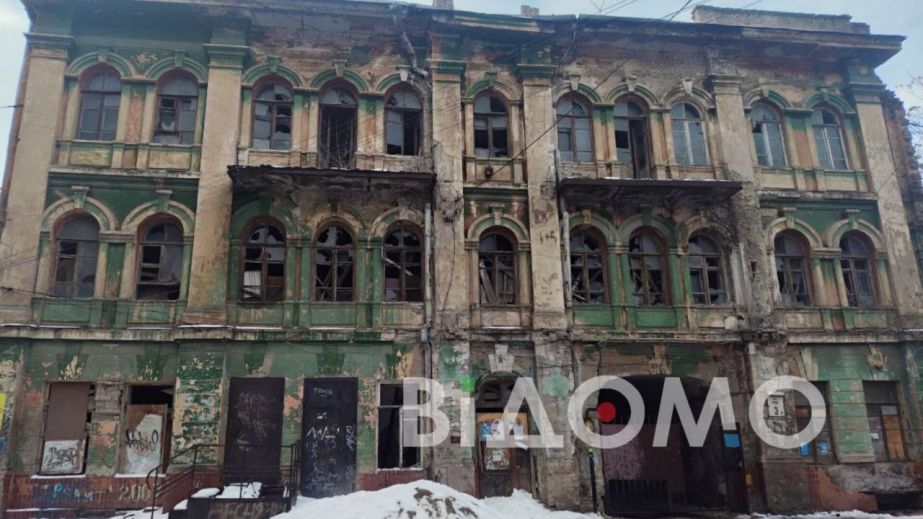 У центрі Дніпра є заброшка, де живуть звичайні містяни: історія старого будинку та його мешканців (ФОТО. ВІДЕО)