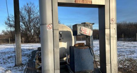 В Шахтерском из-за российских обстрелов на заправках уже неделю нет горючего