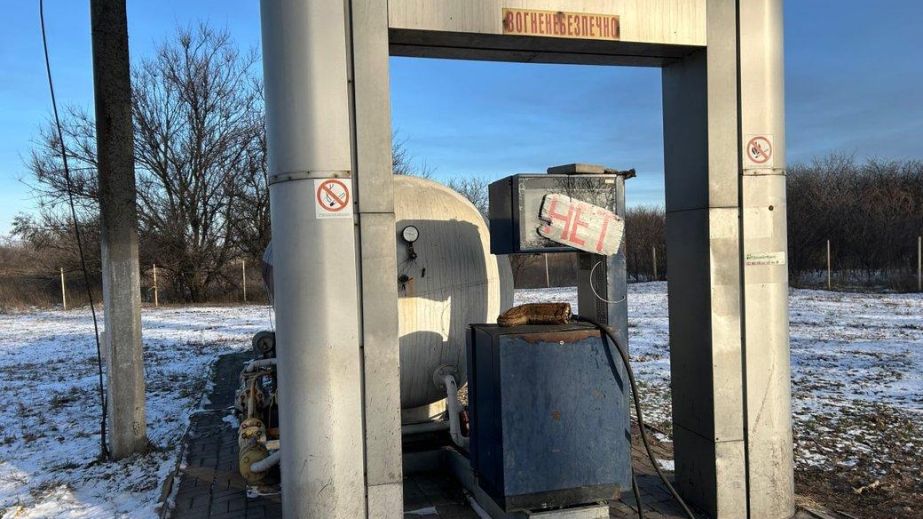 У Шахтарському через російські обстріли на заправках вже тиждень немає пального