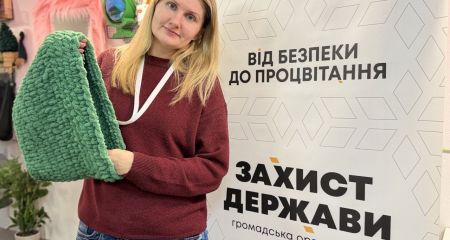 В Днепре переселенцы и семьи защитников плели снуды для военных