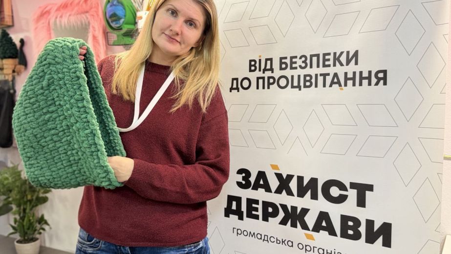 У Дніпрі переселенці та родини захисників плели снуди для військових