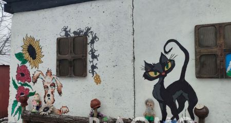 Хата-мазанка посреди...