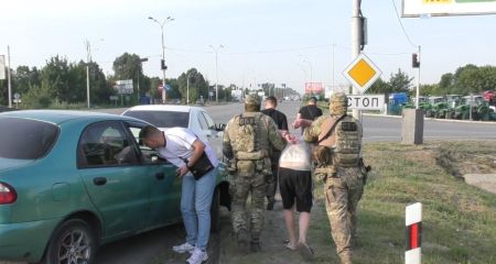 Крали телефони загиблих військових та знімали з карток гроші: у Дніпрі затримали злочинну групу (ВІДЕО)