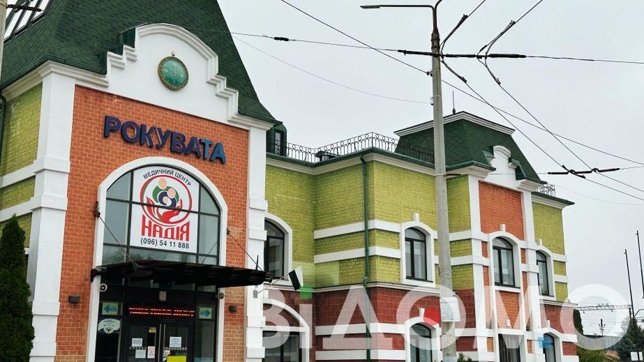 У Кривому Розі через вітер впала огорожа мосту і перегородила автошлях (ФОТО)