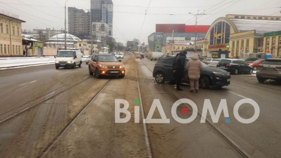 Сталася ДТП біля центрального входу до "Озерки": заблоковано рух трамваїв (ФОТО)