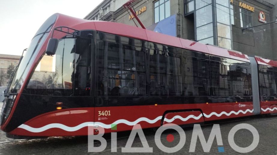 У Дніпрі вже курсує перший низькопідлоговий трамвай: коли він вийде на маршрут із пасажирами (ФОТО)