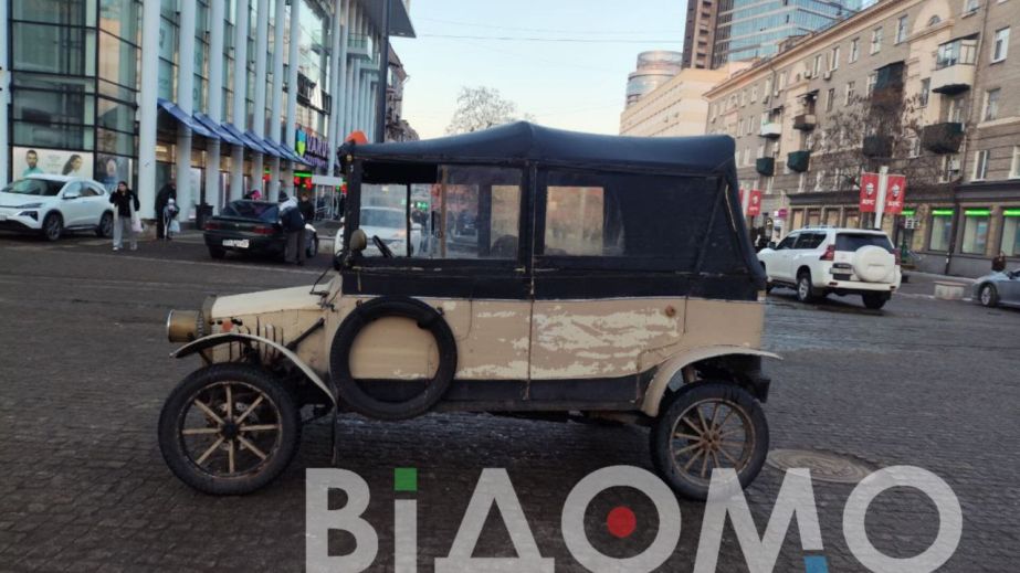 Майже на 130 років в минуле: військовий з Дніпра розповів історію свого унікального ретро-авто (ФОТО)