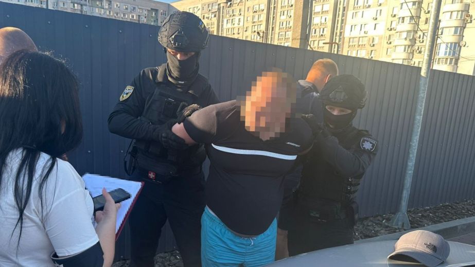 17 тисяч доларів за виїзд: мешканця Дніпропетровщини підозрюють в організації незаконного переправлення чоловіків за кордон
