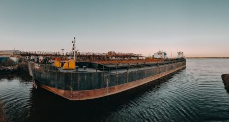 США відміняють нафтові санкції проти Росії. Скільки заробляє Росія на війні в Ірані?