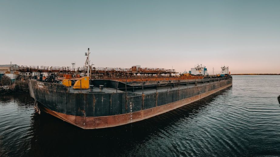 США відміняють нафтові санкції проти Росії. Скільки заробляє Росія на війні в Ірані?