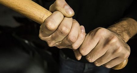 На Криворіжжі чоловік розтрощив вітрину магазину та відлупцював палицею вантажника