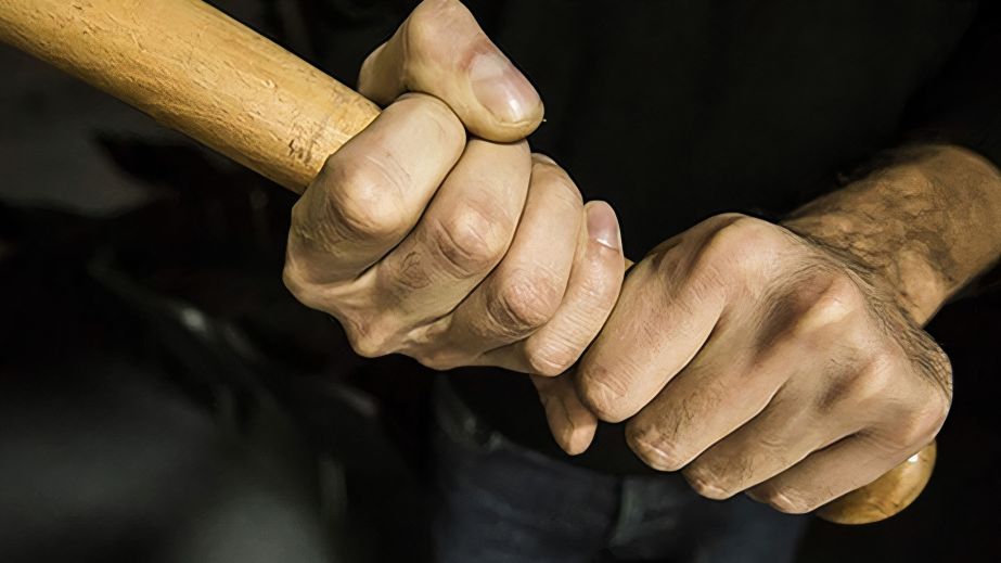 На Криворіжжі чоловік розтрощив вітрину магазину та відлупцював палицею вантажника