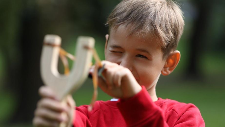 У Дніпрі на Червоному Камені діти стріляють по вікнах з рогаток (ФОТО, ВІДЕО)