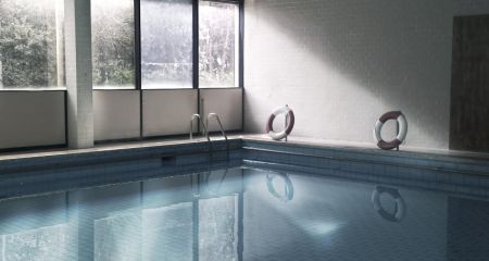 В Днепре отец спас 16-летнего сына, едва не утонувшего в бассейне