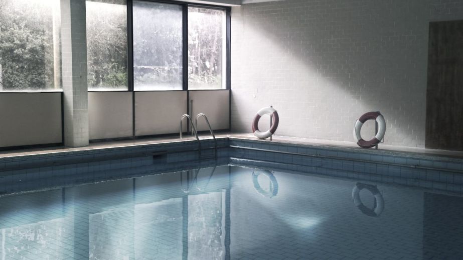 В Днепре отец спас 16-летнего сына, едва не утонувшего в бассейне