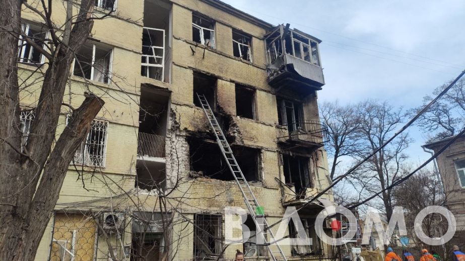 Урна з прахом вціліла після удару: історія родини переселенців, які пережили атаку на Дніпро 26 березня (ФОТО, ВІДЕО)