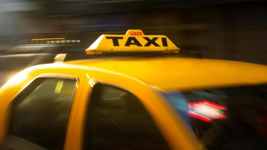 У Дніпрі пасажир таксі на ходу вистрибнув з автівки (ВІДЕО)