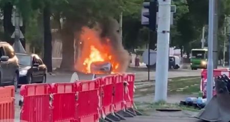 У Дніпрі посеред проспекту горів автомобіль таксі (ВІДЕО)