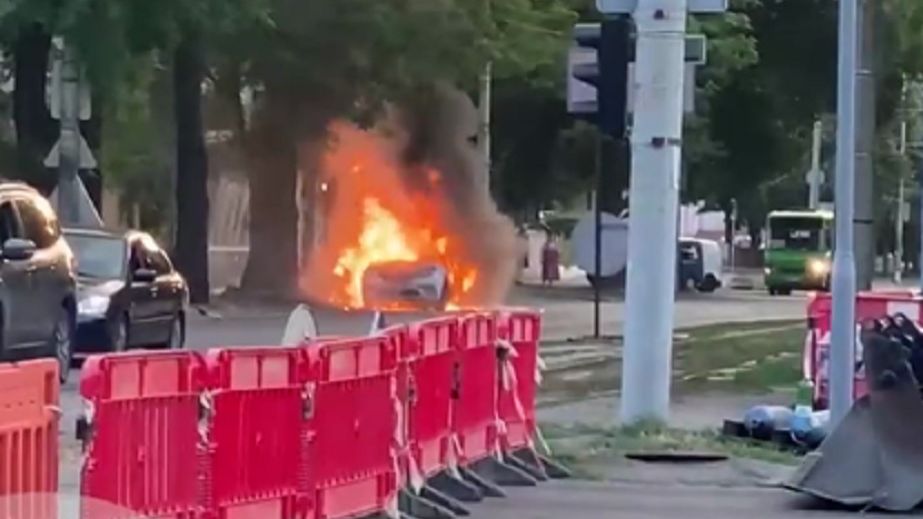 В Днепре посреди проспекта горел автомобиль такси (ВИДЕО)
