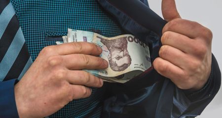 Провідував і обкрадав: на Дніпропетровщині 19-річний юнак виніс понад 230 тисяч гривень з будинку хрещеної