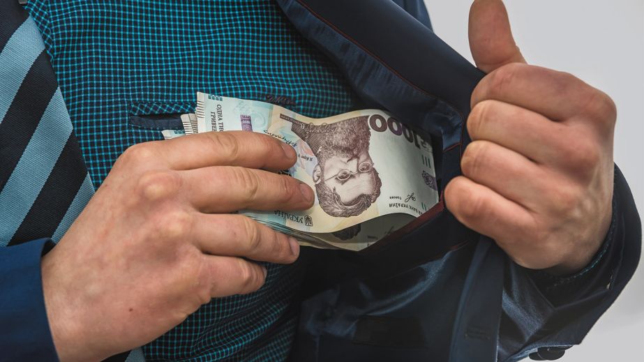 Навещал и обворовывал: в Днепропетровской области 19-летний юноша вынес более 230 тысяч гривен из дома крестной