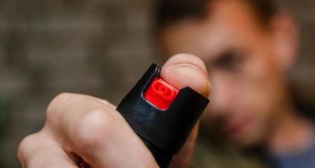 В Днепре мужчина распылил перечный баллончик в салоне троллейбуса, где были в том числе и дети (ВИДЕО)