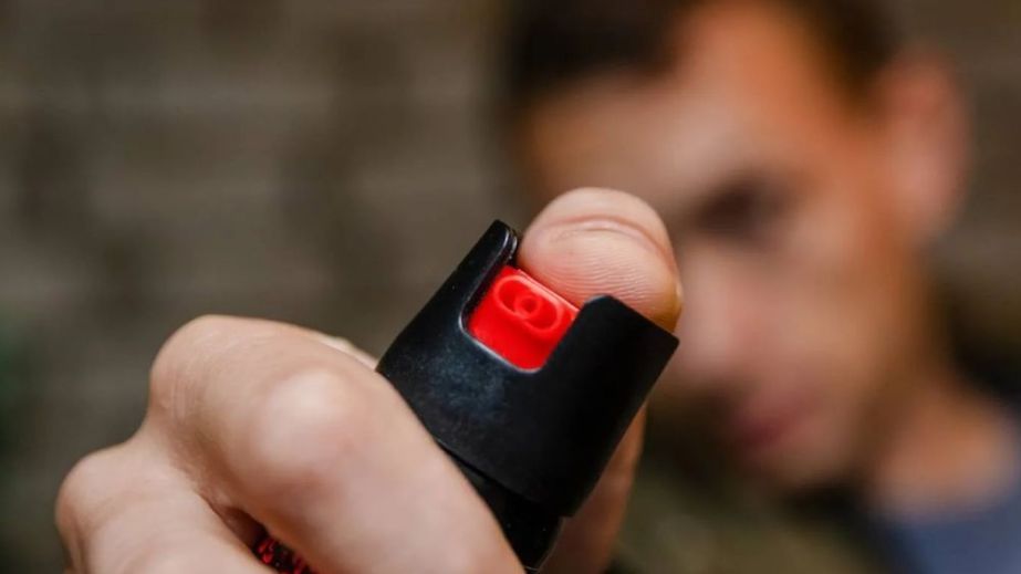 У Дніпрі чоловік розпилив перцевий балончик в салоні тролейбуса, де були зокрема і діти (ВІДЕО)