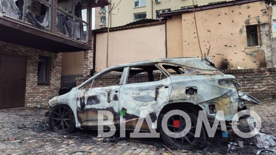 Разбитые дома и сгоревшие авто: как выглядит центр Днепра после ночной атаки 16 апреля (ФОТО, ВИДЕО)