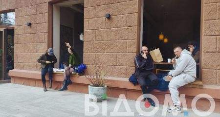 Без вікон та дверей: у пошкодженому ворогом кафе Дніпра наплив клієнтів (ФОТО)