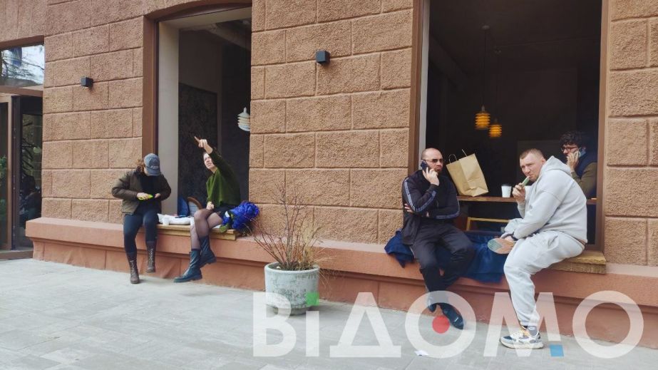 Без окон и дверей: в поврежденном врагом кафе Днепра наплыв клиентов (ФОТО)