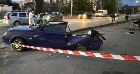 В Днепре автомобиль влетел в остановку общественного транспорта: погибла женщина (ВИДЕО)