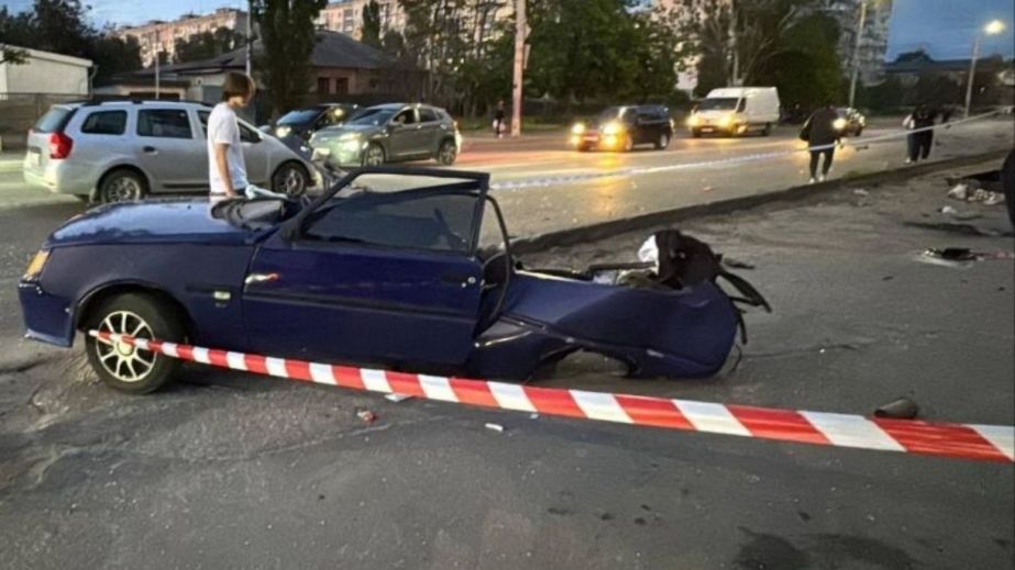 В Днепре автомобиль влетел в остановку общественного транспорта: погибла женщина (ВИДЕО)