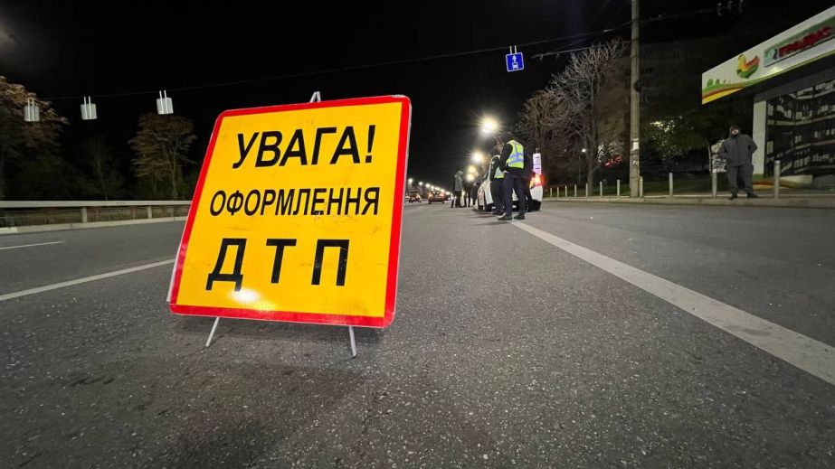 У Дніпрі в районі річпорту легковик врізався у стовп, є постраждалі